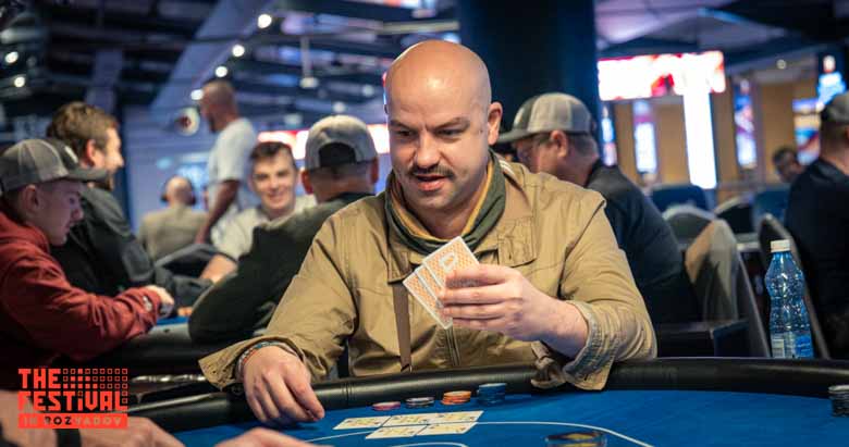 Pineapple Karim Mansour playing the Ofc at The Festival Rozvadov