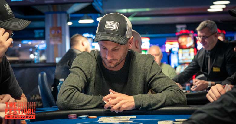Pineapple Thomas Eckerstorfer playing the Ofc at The Festival Rozvadov